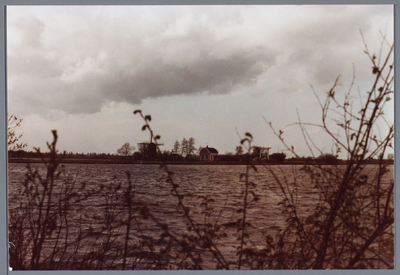 WAT001001834 Luijendijkje in Landsmeer (midden achter: De Twiskemolen).
