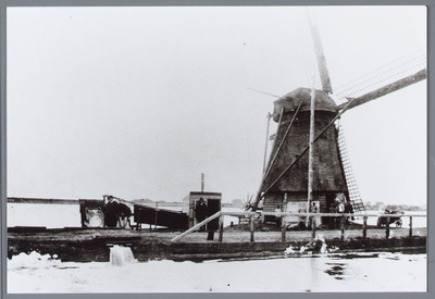 WAT001001844 Poldermolen 't Haasje in de Wilmkebreekpolder. De molen is gebouwd in 1633.Tijdens de watersnoodramp is de ...