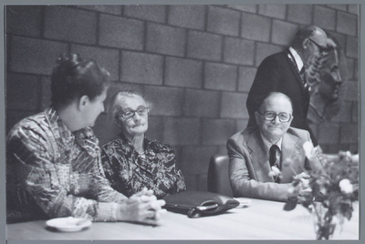 WAT001001860 V.l.n.r. mevrouw Post, mevrouw Bakker en wethouder Alb. Bakker.