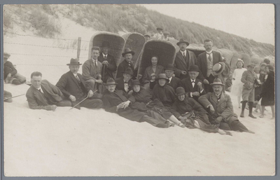 WAT001001865 Groep mensen uit Landsmeer op het strand.