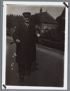 WAT001001868 Evert Oudkerk sr. dorpsomroeper en koster van de gereformeerde kerk in Landsmeer.