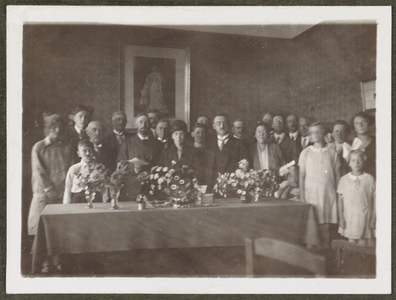 WAT001001869 Gemeenteontvanger Adrianus de Boer tijdens de viering van zijn jubileum met zijn vrouw Trijntje Goede en ...