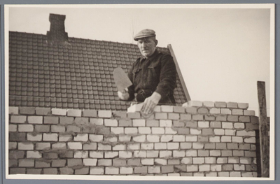 WAT001001877 Metselaar Adrianus de Boer bij de eerste woningen aan de Raadhuisstraat.