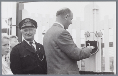 WAT001001901 Opening speeltuin Zuid in Landsmeer. De portier is de heer Jansen.