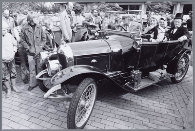 WAT001001902 Huwelijk te Landsmeer met de historische trouwauto.