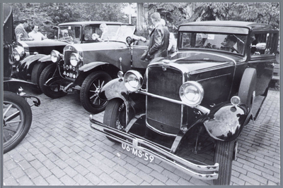 WAT001001904 Geparkeerde oldtimer auto's te Landsmeer