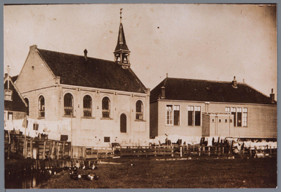 WAT001001938 Gereformeerde kerk (1889) en oude christelijke school op Marken, beiden panden zijn gebouwd op palen. De ...
