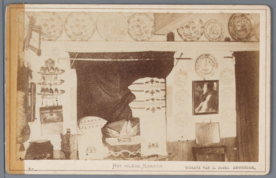 WAT001002015 Interieur van een woonhuis op Marken, zo rond 1900, met bedstee en wandborden.