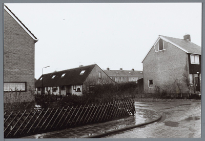 WAT001001925 Woonwijk op Marken. Botterstraat, achterzijde Meester Visserstraat.
