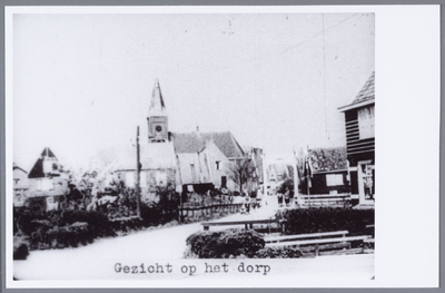 WAT001001948 Kerkbuurt van Marken. Midden achter: De Grote Kerk (Nederlands Hervormde Kerk), Kerkbuurt 13 op Marken.