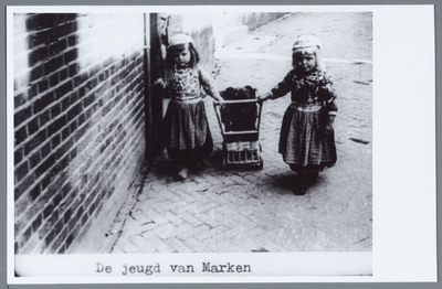 WAT001001991 2 Marker meisjes met een poppenwagen