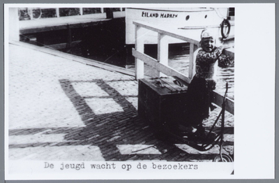 WAT001002000 Een kind wachtend op bezoekers in de haven van Marken.