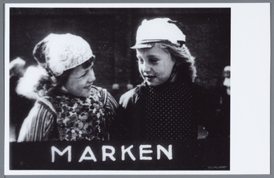 WAT001002002 Kinderen in klederdracht op het eiland Marken