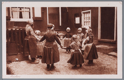 WAT001002003 Op het pleintje bij Hotel De Jong spelen kinderen een geliefd kinderspel Vinger in de hoed . Er wordt ...