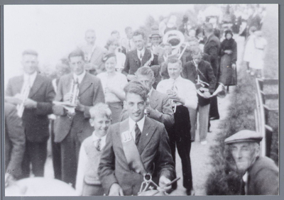 WAT001002014 Feest in Marken. Optreden van Knollendammer Kapel. Geheel rechts met pet: Piet Korver. Vooraan met ...