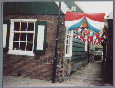 WAT001002031 Voor Koninginnedag versierde woning. Steegje op de Kerkbuurt uitkomende op wat in de volksmond de trap heet.