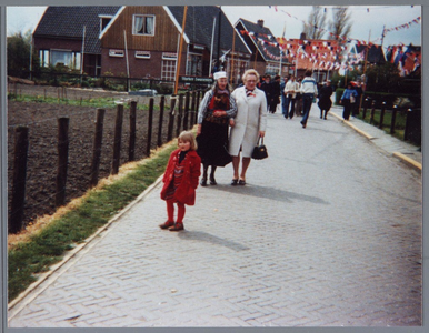 WAT001002027 Oranje gekleed en klederdracht voor Koninginnedag.