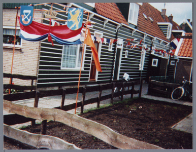WAT001002030 Koninginnedag Marken, 1977. versierde woning.