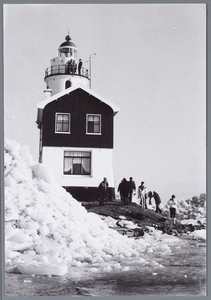 WAT001002035 Vuurtoren van Marken bij kruiend ijs.