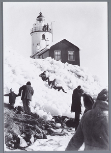 WAT001002038 Kruiend ijs bij de vuurtoren van Marken. Het Paard van Marken is de vuurtoren van Marken. De huidige ...