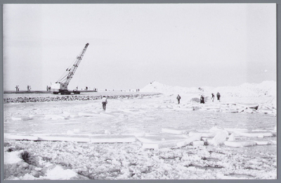WAT001002040 Kruiend ijs bij de haven van Marken. De foto is genomen vanaf de bevroren Gouwzee.
