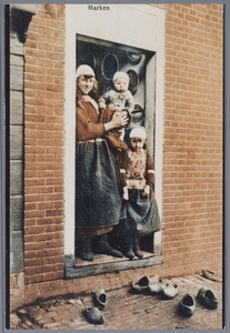 WAT001002042 Groepsportret van de dochters van Klaas Kes en Maritje Dorland.Grootste meisje: Aagje Kes geboren op ...