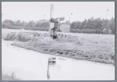 WAT001002052 Weiland met windmolentje te Middelie