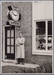 WAT001002224 Juwelier Kerkstraat 47, Monnickendam. Op de foto dhr J. Lenior