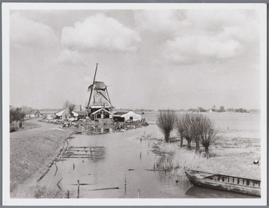 WAT001002227 Houtzaagmolen bij Monnickendam. Deze molen heette tot 1766 'BONSEM', daarna de 'DE VRIENDSCHAP' en in ...
