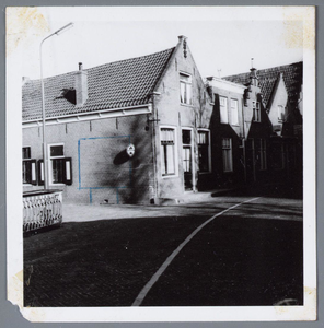 WAT001002229 Kerkstraat te Monnickendam, met v.l.n.r.: huisnummers 1,,3,5 en 7. Op de foto is te zien dat nummer 3 een ...