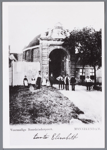 WAT001002246 Groepsfoto voor de Noorder stadspoort van Monnickendam aan het Noordeinde.