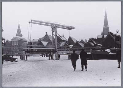 WAT001002168 De Lange Brug in Monnickendam. Deze brug verbindt de kades van de Gooische Kaai en de Gouwzee met elkaar.