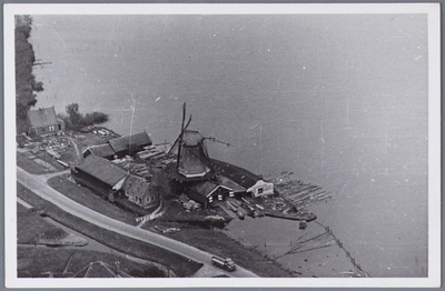 WAT001002226 Bovenaanzicht van de 'Zaagmolen' bij Monnickendam. 'Zaagmolen' is de volksmond-benaming. Deze molen is in ...