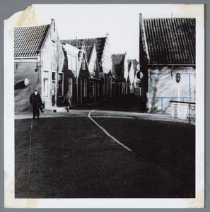 WAT001002230 Kerkstraat te Monnickendam met aan de rechterkant huisnummer 2 en links de nummers 1,3 (met lijstgevel), 5 ...