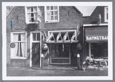 WAT001002241 Noordeinde 40 Monnickendam, pand van de heer C.W. Doornekamp. Daarnaast een banketbakker.