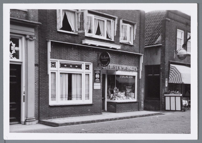 WAT001002243 Winkel van de firma v/d Molen; Noordeinde 48 Monnickendam. Op de winkelruit wordt reclame gemaakt voor ...