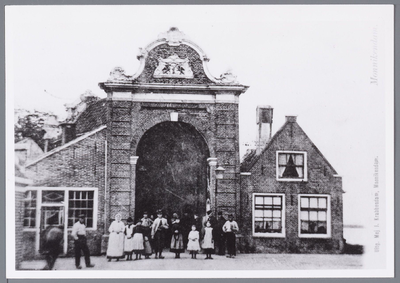 WAT001002245 Groepsfoto voor de Stadspoort van Monnickendam aan het Noordeinde. Voorheen de Noorderpoort genoemd.
