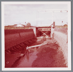 WAT001002249 Lange Brug ten tijde van het herstel van de kade van de Gooische Kaay