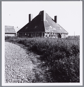 WAT001002266 Stolpboerderij aan de Oosterweg. Bijzonder zijn de 4 schoorstenen op de hoeken van het dak.