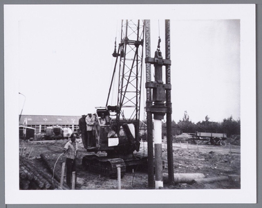 WAT001002350 Met een heikraan wordt een paal in de grond geslagen in Monnickendam