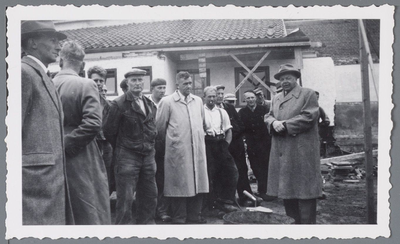 WAT001002479 Groepsfoto voor een gebouw in Oosthuizen