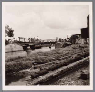 WAT001002751 Where met links de hoge brug aan de Achterdijk en op de voorgrond de helling van scheepsbouwbedrijf ...