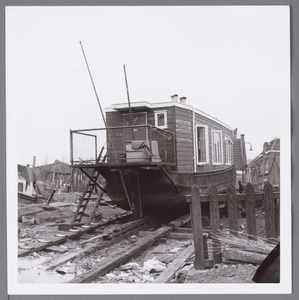 WAT001002754 Woonboot in aanbouw op scheepswerf Moerbeek aan de Achterdijk.
