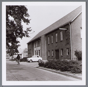 WAT001002794 Beukenstraat met rechts de Telefooncentrale van de P.T.T.