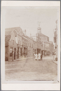 WAT001002816 Breedstraat richting de Koepelkerk, met links de vleeshouwerij van Stiemer.Midden achter de koepelkerk.