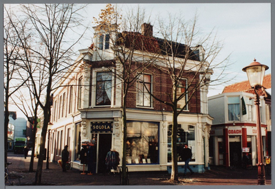 WAT001002824 De Breedstraat gezien van de oostzijde met op de achtergrond de Koepelkerk. Het pand 24-26 geheel links is ...