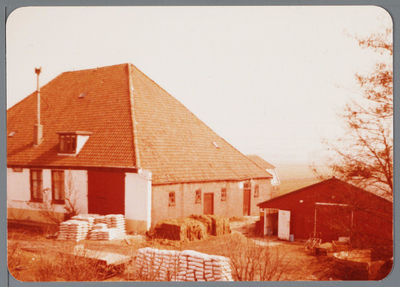 WAT001002711 Stolpboerderij de vogel Phoenix aan de Westdijk E 14 in de Purmer. Deze boerderij is in 2004 gesloopt en ...