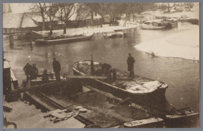 WAT001002747 Scheepswerf Moerbeek aan de Where, op de achtergrond het Hoornse eiland en een aantal houtloodsen.