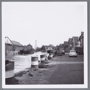 WAT001002752 Aan de linkerkant een houtloods langs de where.