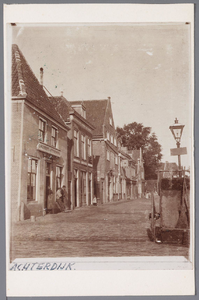 WAT001002755 Hoek Kalversteeg Achterdijk, helemaal links logement en uitspanning waar Klaas Ursem iedere dinsdag zijn ...